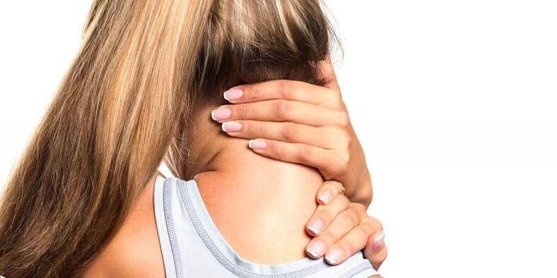 douleur au cou chez une fille atteinte d'ostéochondrose