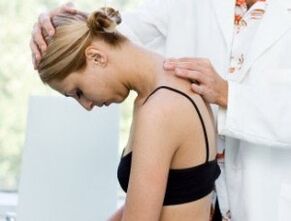 Le médecin examine le cou à la recherche d'ostéochondrose.