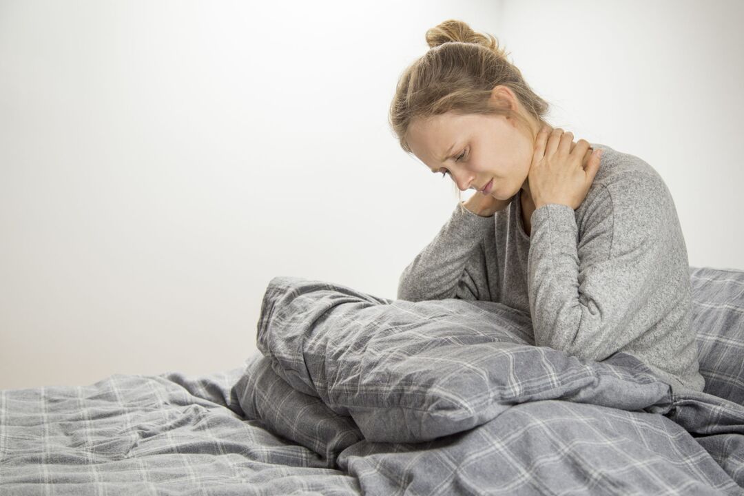 Femme présentant des symptômes d’ostéochondrose cervicale.